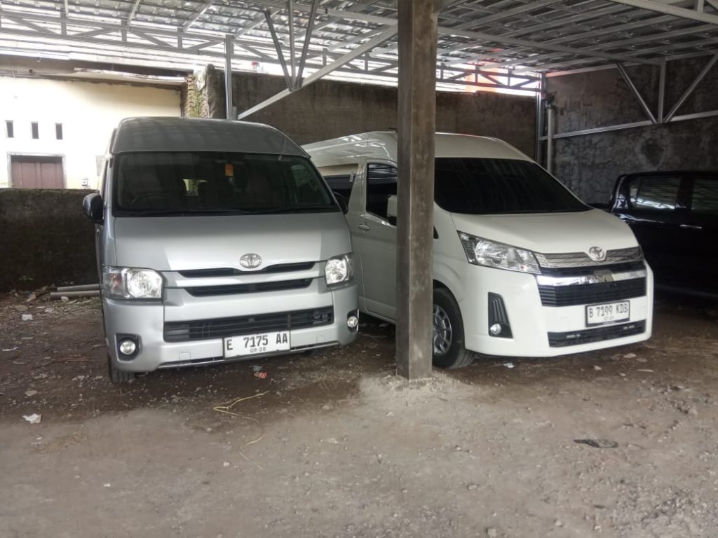 rental mobil hiace commuter dan premio di cirebon